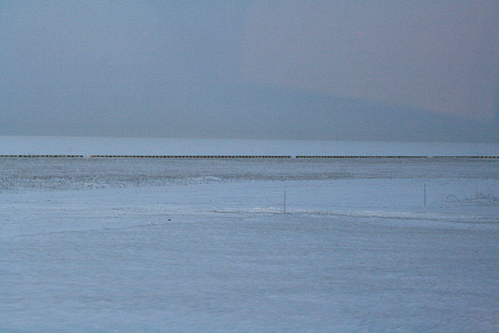 Причал и Финский залив выглядели в декабре как заснеженное поле.