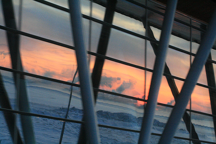 Поздний петербургский рассвет отразился в окнах терминала.