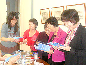 Китайская делегация приехала в нашу страну с целью обменяться опытом и найти контакты с женщинами, занятыми в бизнесе, политике, с женщинами-руководителями, словом, с деловыми женщинами России. 